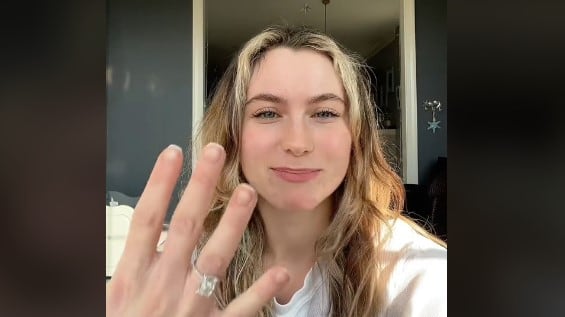 A pesar de tener anillo de compromiso, Lark se siente aliviada con la idea de pasar por el alto la boda