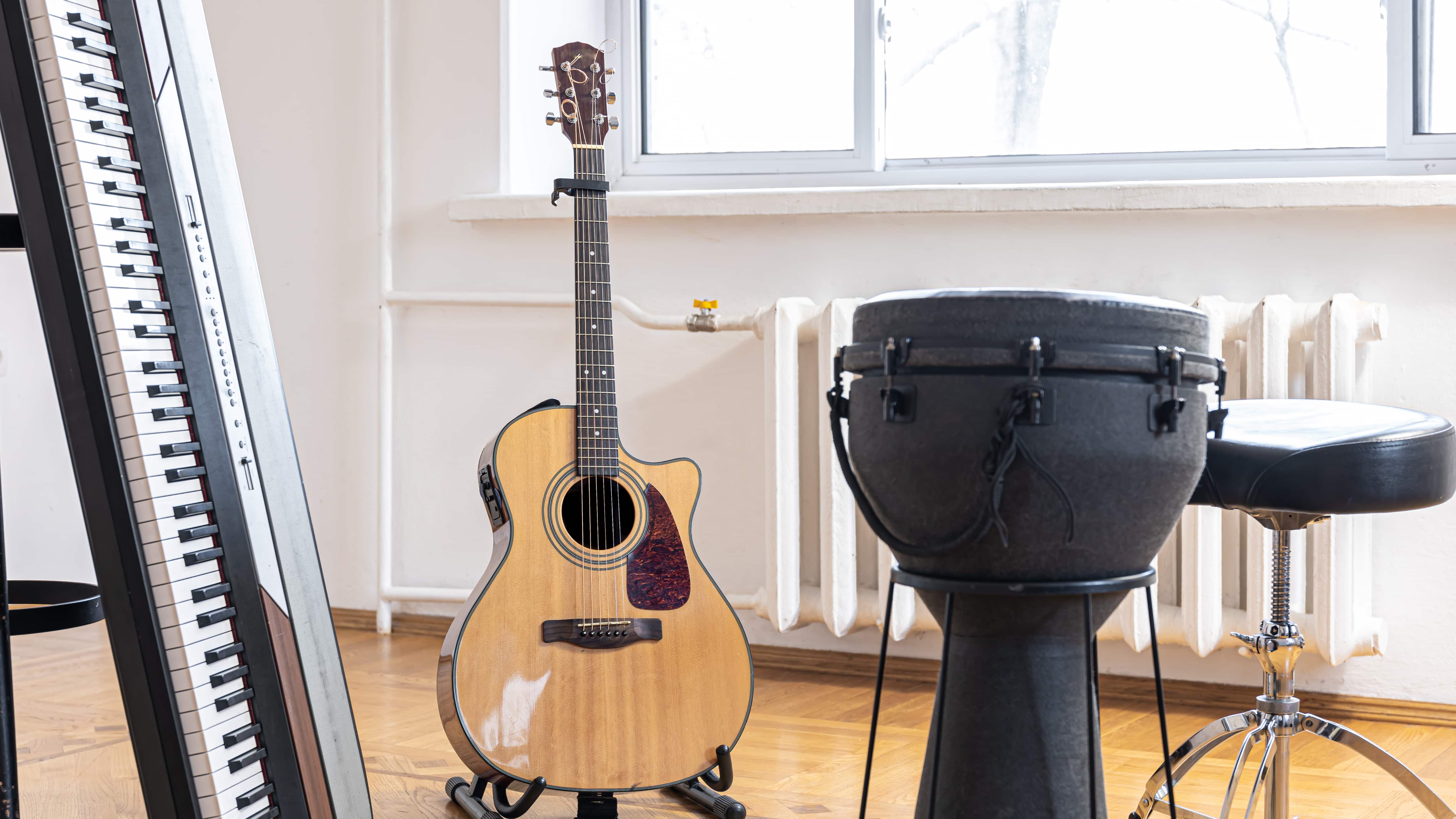 Existe una relación estrecha entre la música y los seres humanos, quienes la han empleado desde la antigüedad con fines sociales, culturales, expresivos y, desde luego, curativos. Foto: Freepik.