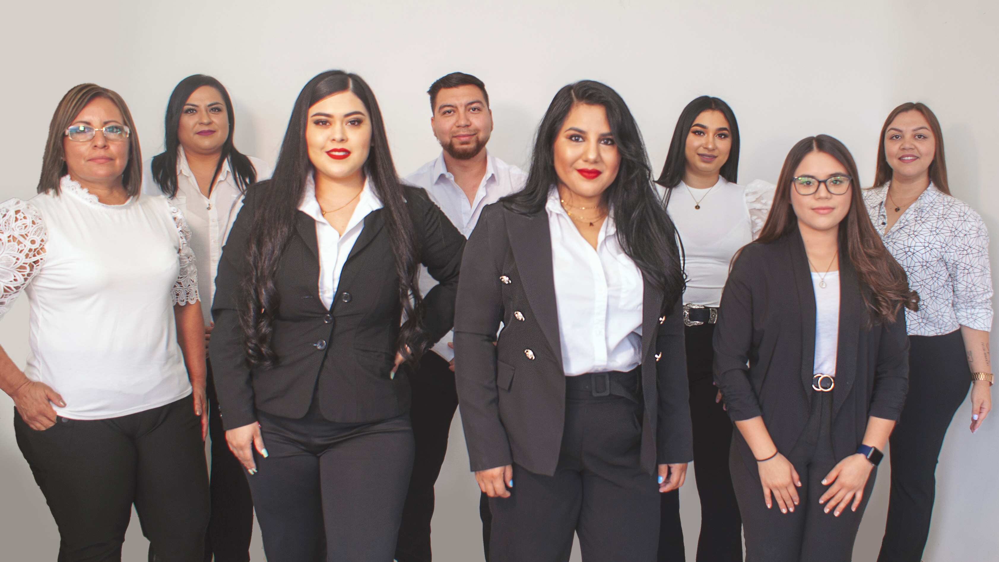 Abogada Angela Olua  (principal a la der. )  junto a su equipo de trabajo.