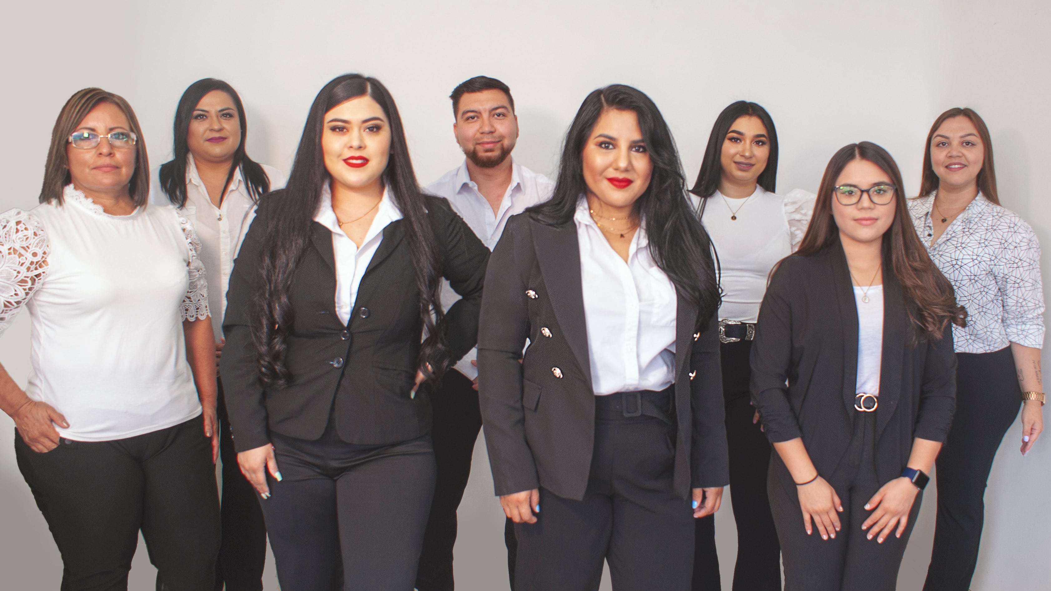 Abogada Angela Olua (principal a la der. ) junto a su equipo de trabajo.