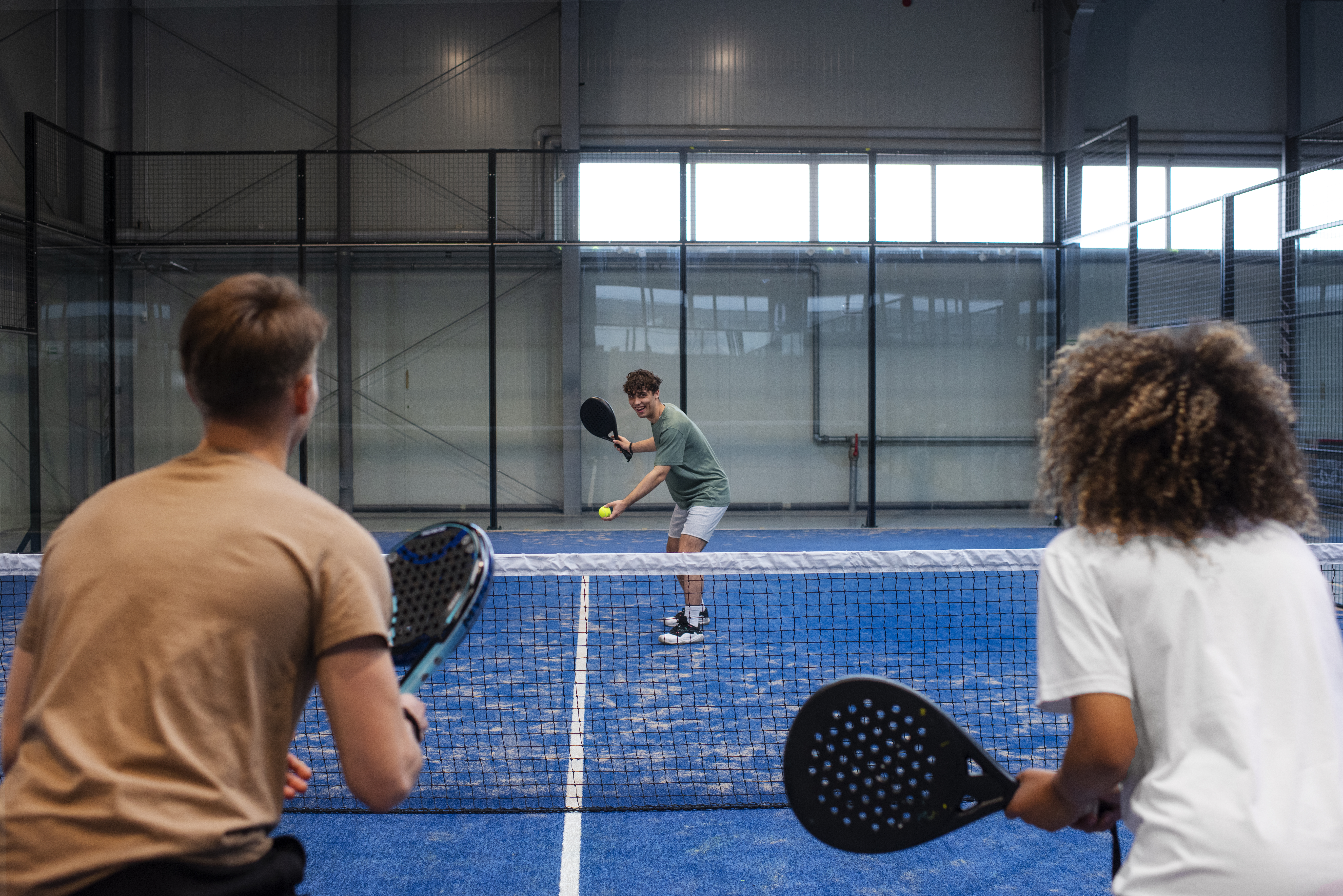El pádel, un deporte que combina elementos del tenis y del squash, tiene sus raíces en México. Foto: Freepik.