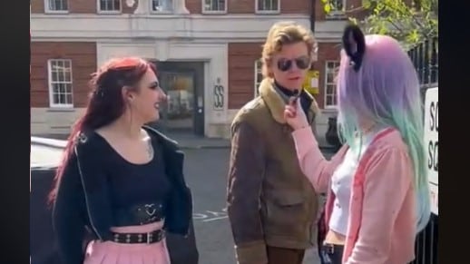 Las tiktokers no se dieron cuenta que hablaban con el actor Thomas Brodie-Sangster