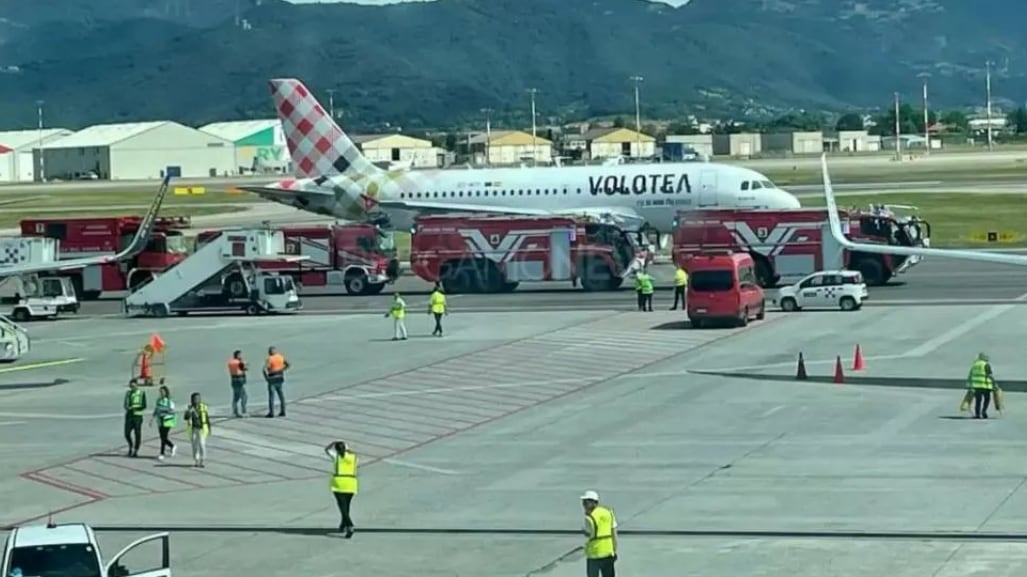 Muere hombre succionado por motor de avión