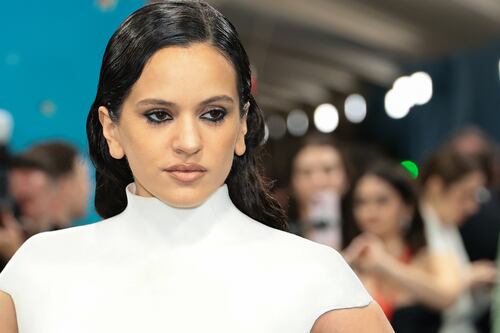 “Out of place”: the controversial look of Rosalía at the MET Gala that they claim she copied from another famous person