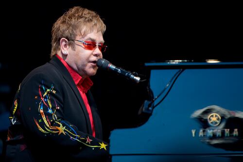 Elton John ya recibió el alta médica tras sufrir un accidente mientras vacacionaba