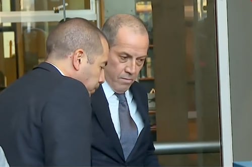 Abogado del exdirector de la PDI acusa que allanamiento se realizó con “vehículos incautados” y asegura que “nadie le pidió la renuncia”