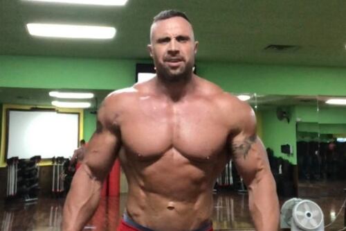 Acusan a ex soldado de asesinar a su esposa luego de encontrar restos humanos en una pila de basura quemada en su casa