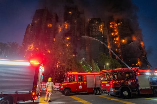 Al menos 36 muertos en incendio en complejo de rascacielos residenciales en Hong Kong