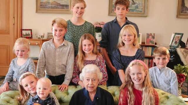 Reina Isabell II con sus nietos y bisnietos.