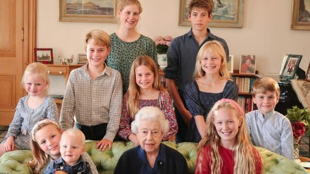 Reina Isabell II con sus nietos y bisnietos.