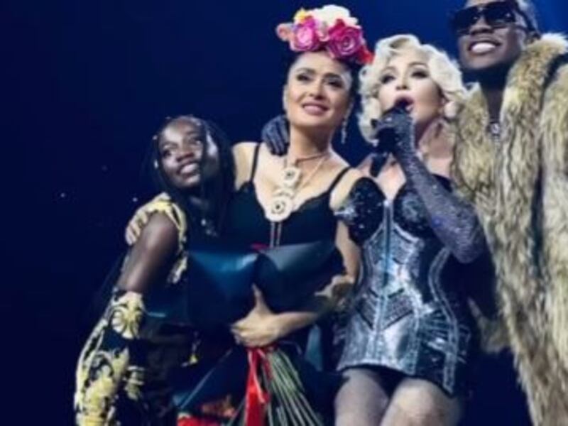Salma Hayek confiesa el miedo que superó al compartir escenario con Madonna