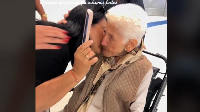 A la abuela la recibieron sus familiares con mucho amor
