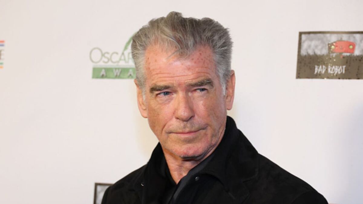 Hijo de Pierce Brosnan opaca a su padre con su belleza y se roba todas las miradas con su impactante parecido