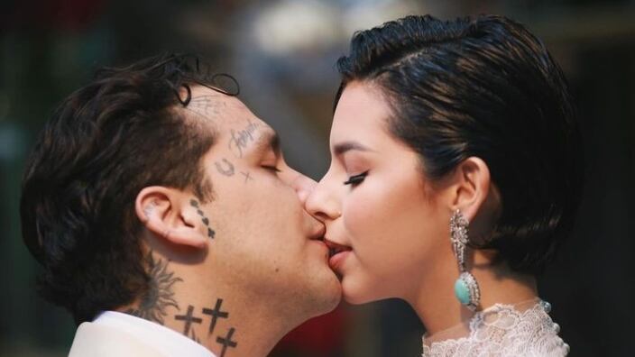Christian Nodal y Ángela Nodal dándose un beso en su boda