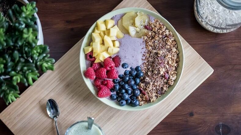 Incluir proteína y carbohidratos saludables es la mejor opción para desayunar