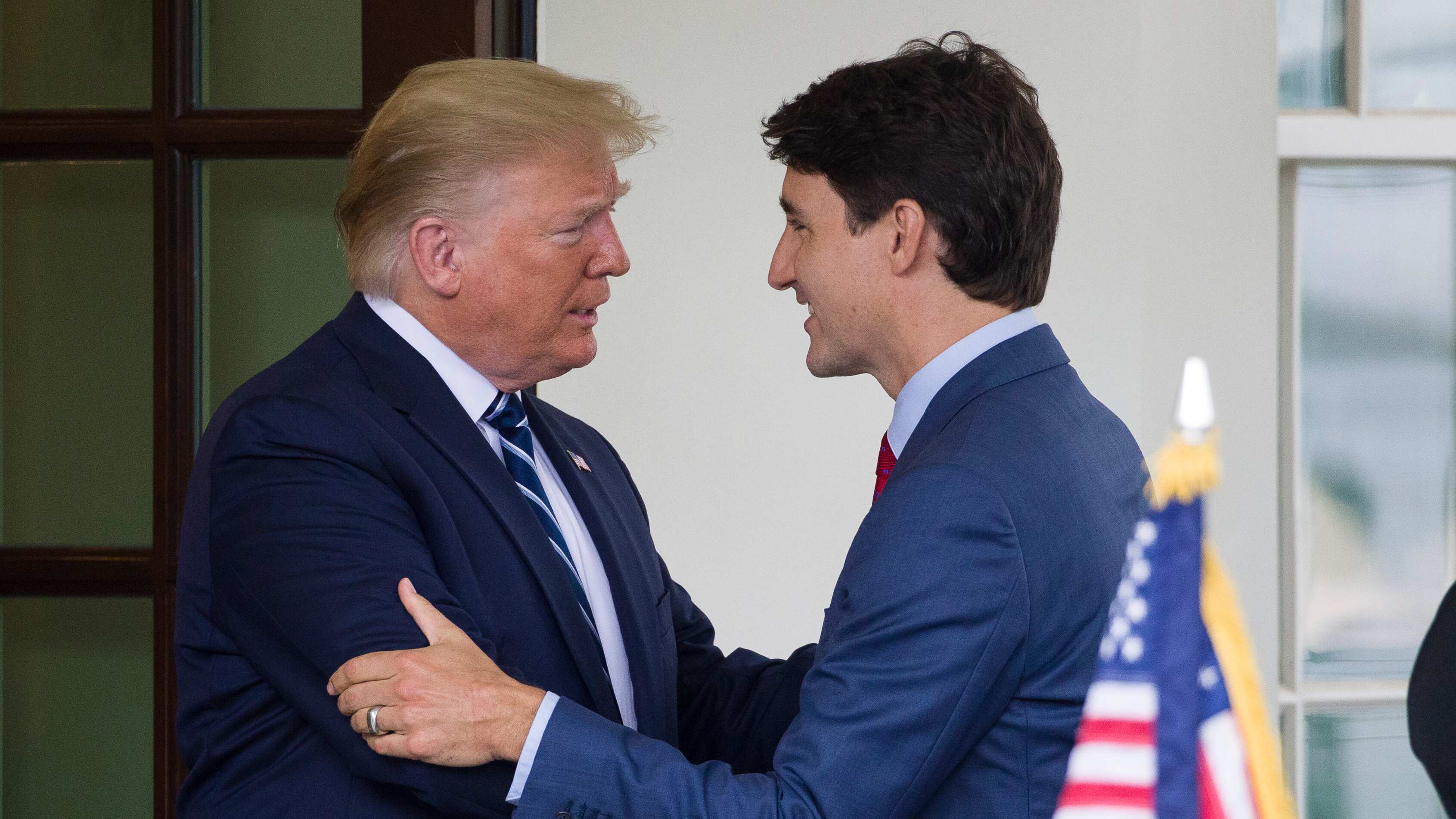 ARCHIVO - El presidente Donald Trump saluda al primer ministro canadiense Justin Trudeau a su llegada a la Casa Blanca, el 20 de junio de 2019, en Washington. (Foto AP/Alex Brandon, Archivo)