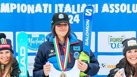Matilde Lorenzi (en el medio de la imagen), perdió la vida en un accidente de esquí.