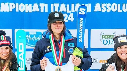 Matilde Lorenzi (en el medio de la imagen), perdió la vida en un accidente de esquí.