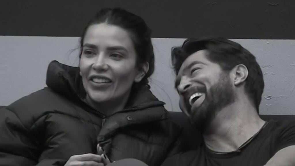 Arturo Carmona se muestra feliz al lado de Dania Méndez.