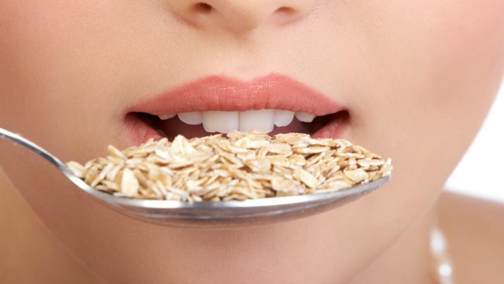 El consumo de avena ayuda a mejorar la salud.