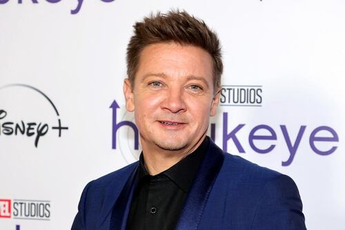 Jeremy Renner prepara libro biográfico para describir el accidente que casi acaba con su vida