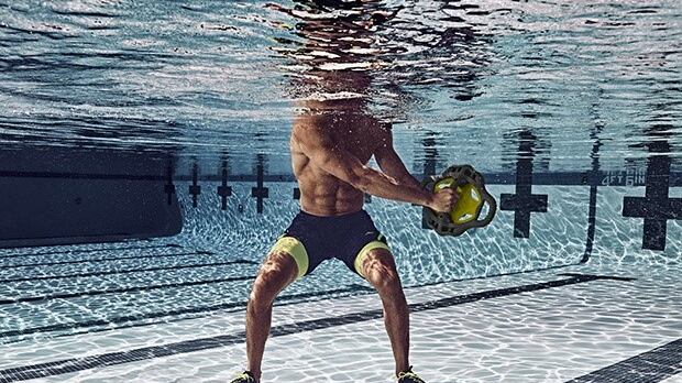 Los ejercicios acuáticos benefician a las personas con enfermedades crónicas