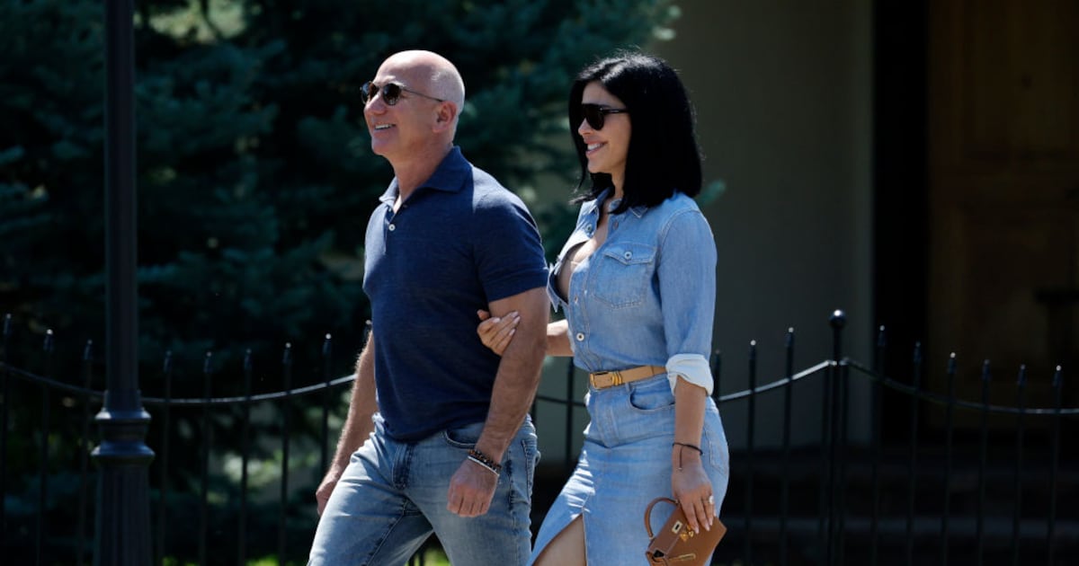Jeff Bezos’ yacht undergoes a three-hour raid in the Caribbean with his girlfriend on board