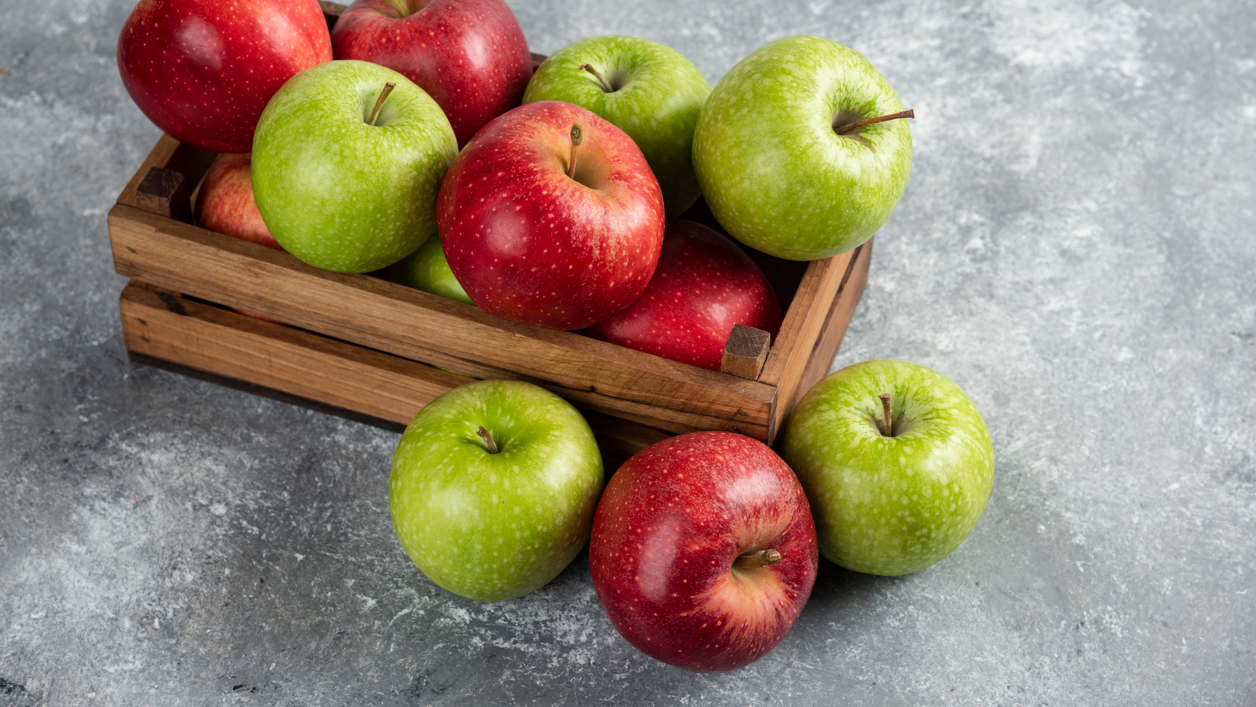 La manzana es una de las frutas más completas y saludables que se conocen, gracias a su contenido en hidratos de carbono, fibra, vitaminas y potasio. Foto: Freepik.