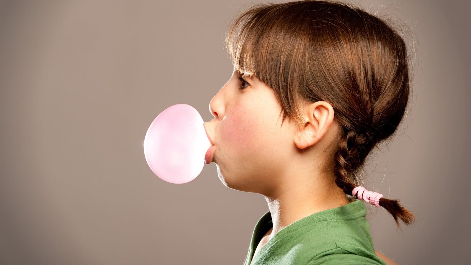 El “Gum Challenge”, conocido en español como “Desafío de Chicle”, mantiene alerta a la sociedad.