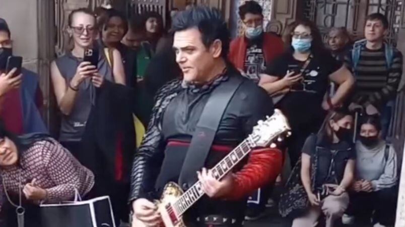 Richard Kruspe tuvo un pequeño show en el zócalo de CDMX.