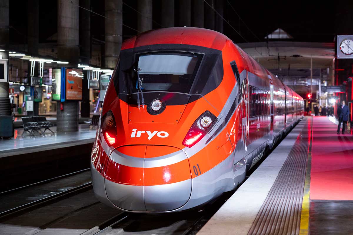 Un tren Iryo es un tren de alta velocidad que opera en España y pertenece a la empresa IRYO, una compañía privada que compite con Renfe (AVE) y Ouigo.