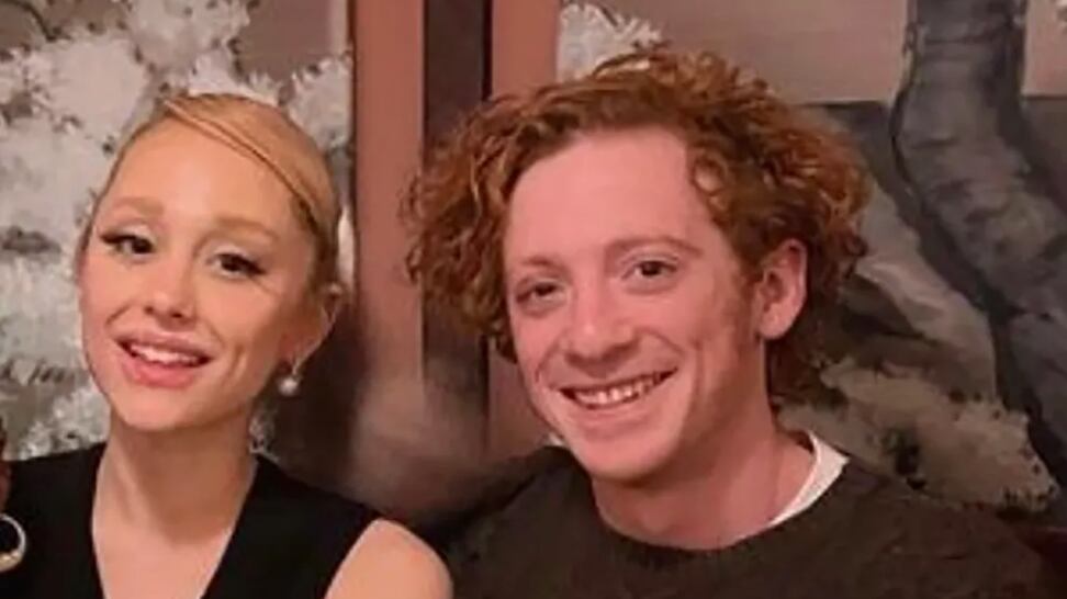 Ethan Slater y Ariana Grande