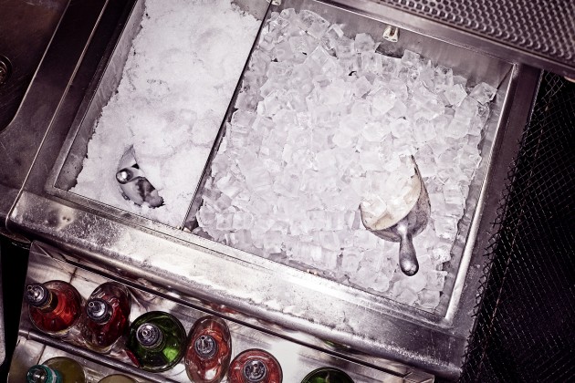 Maquina de Hielo en un Bar | Foto: Referencial
