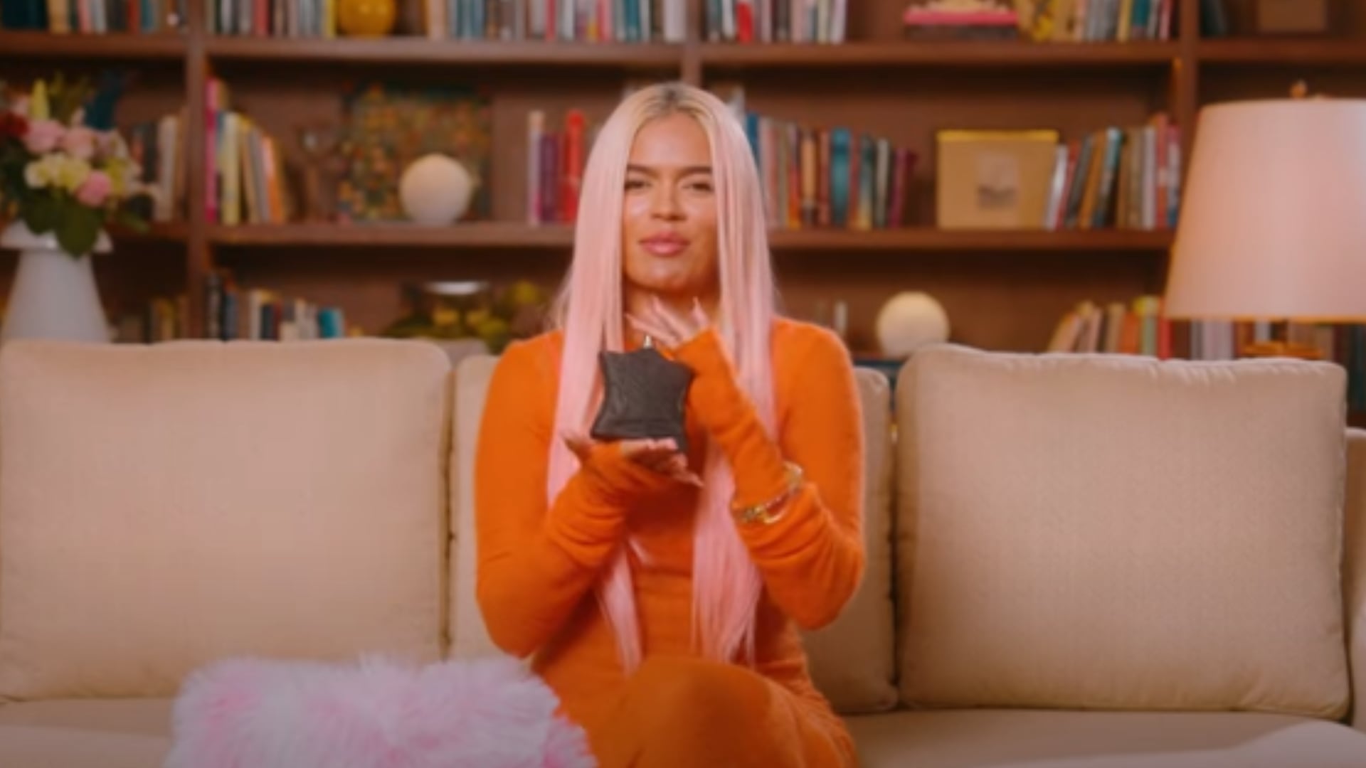 Karol G tapa con cinta aislante el perfume que no puede faltar en su bolso, pero descubrieron que se trata de la fragancia unisex Bond 9 Bleecker Street.