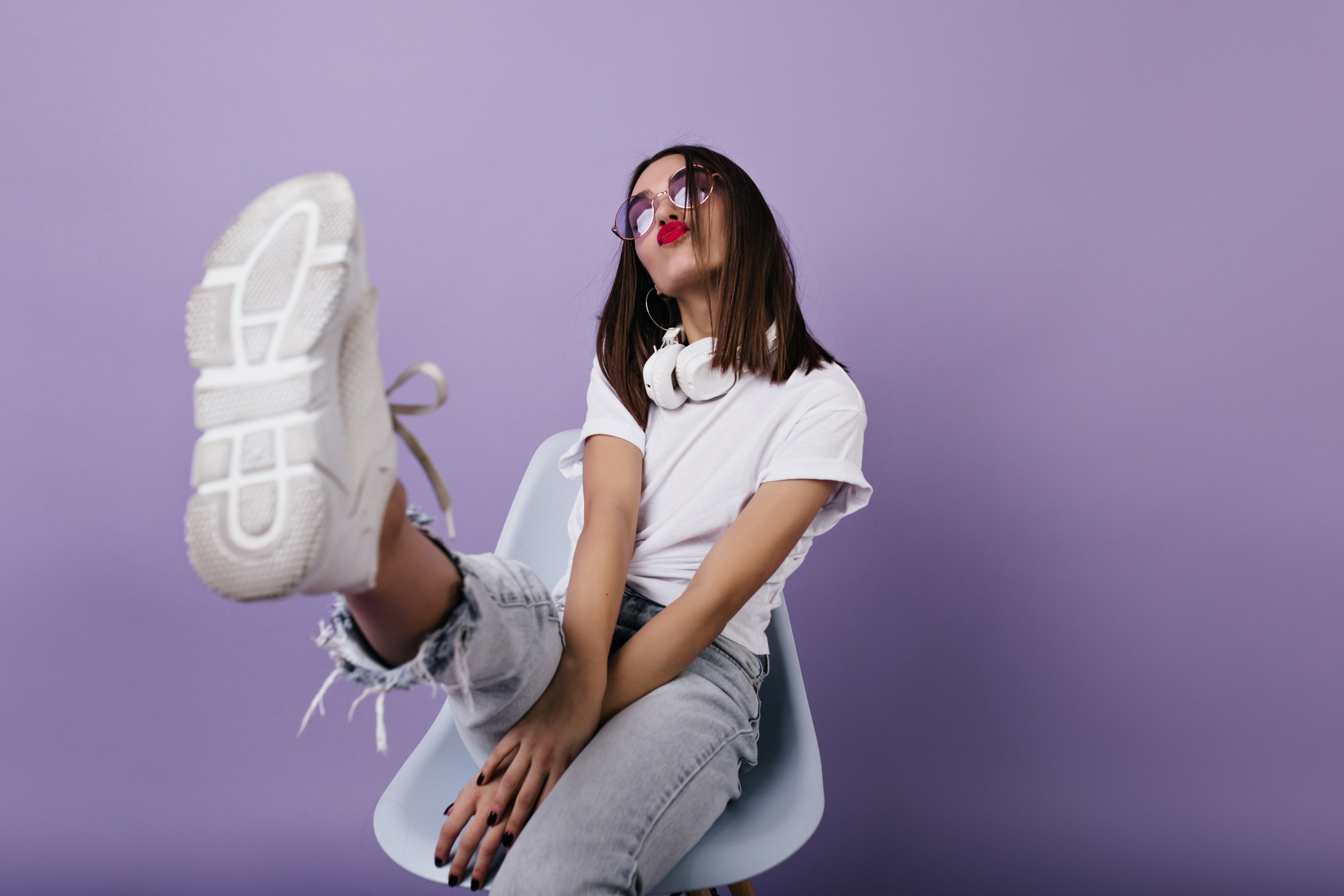 Una temporada, varios estilos y un denominador común: el sneaker correcto puede transformar cualquier outfit