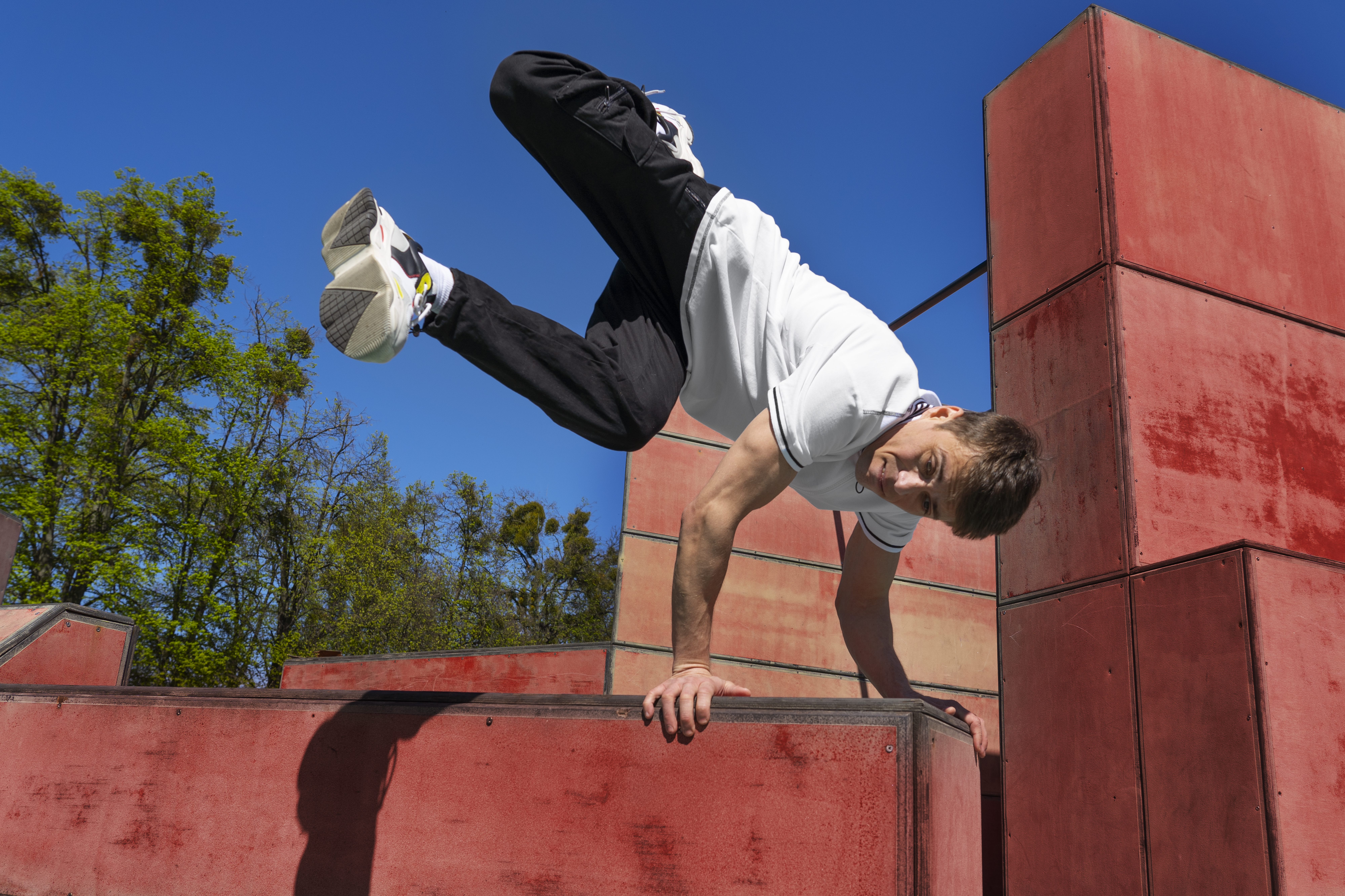 El parkour, cuyo nombre tiene un origen francés (parcours du combattant, o carreras de obstáculos), es una disciplina que se basa en el desplazamiento de un punto a otro de una forma fuera de lo convencional, sometiendo a tu cuerpo a pruebas cuyo elemento base es la espectacularidad. Foto: Magnific.