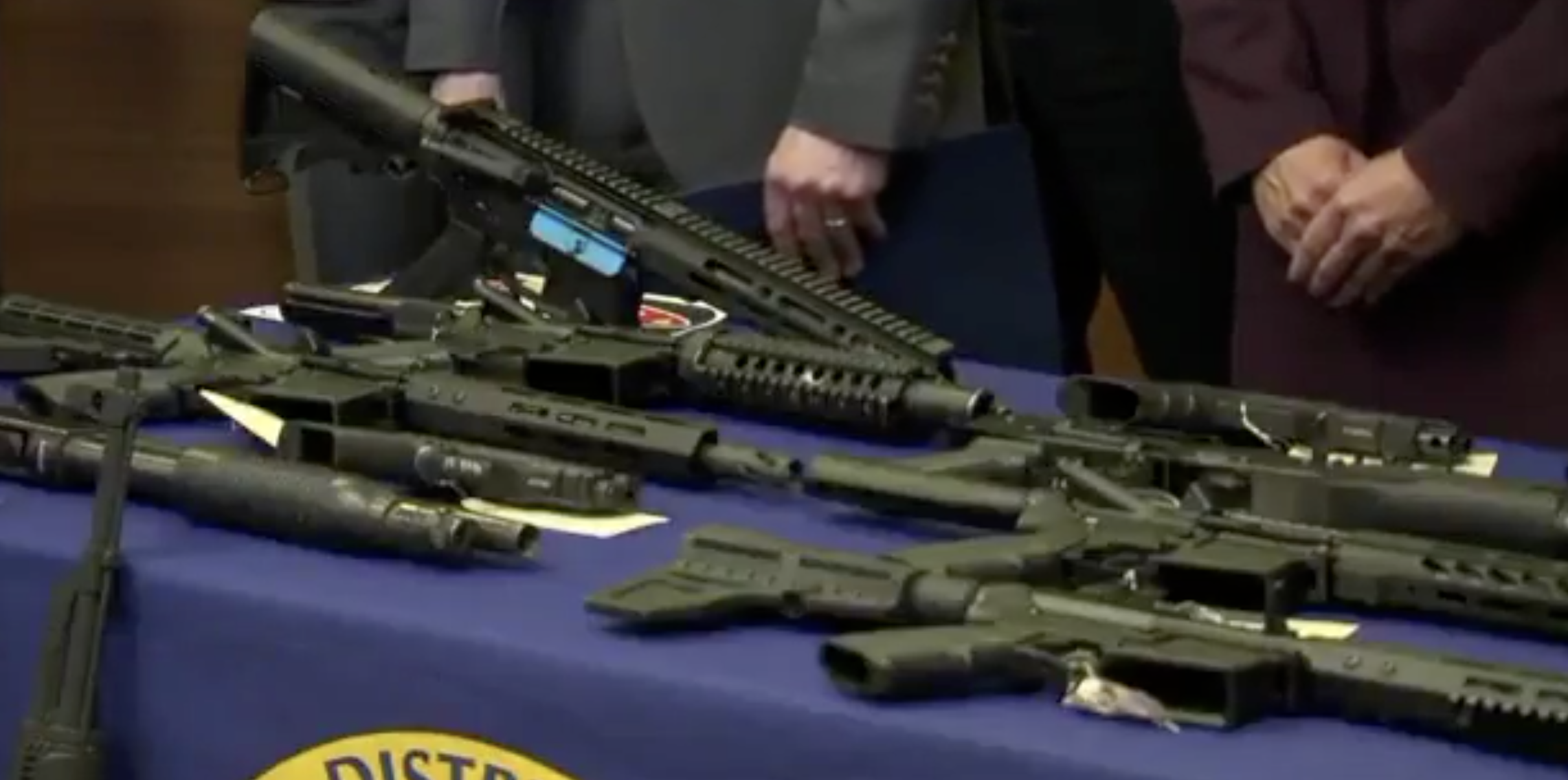 FBI detiene al menos a 30 miembros de la red