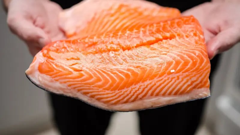 El salmón beneficia a las mujeres que están en proceso de menopausia.