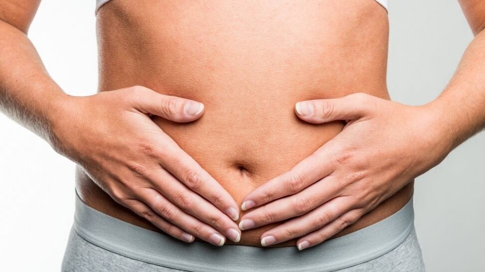 El ombligo con pliegues puede acumular suciedad y generar bacterias que desencadenan mal olor e infecciones.