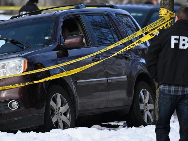 Agente de inmigración mató a tiros a una mujer en Minneapolis y alcalde descarta la versión de “defensa propia”