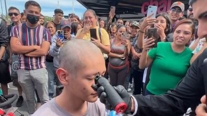 Se rapa el cabello y las cejas por su mamá