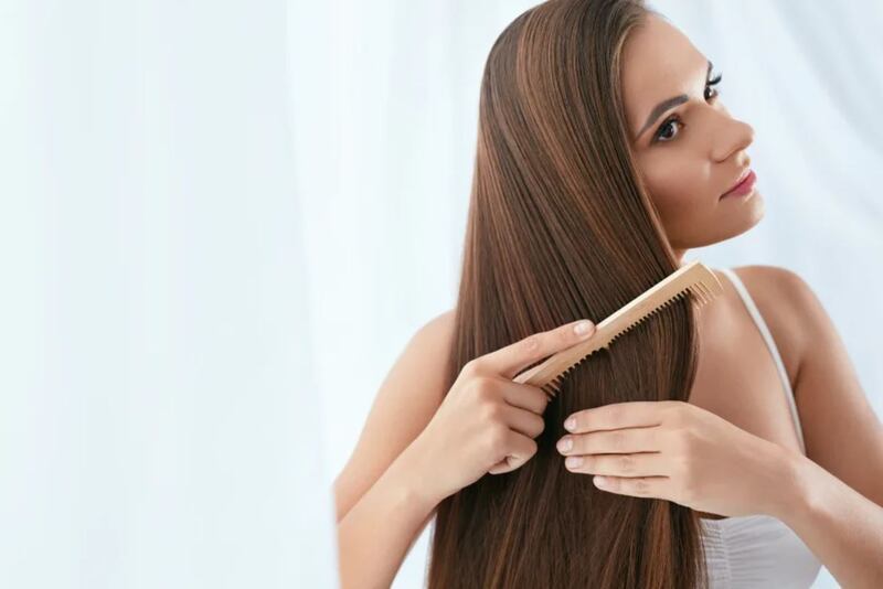 Entre los cuidados del cabello graso es muy importante mantener hidratados medios y puntas.| Foto: Getty Creative.