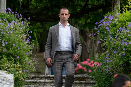 Jeremy Strong está de acuerdo que personajes homosexuales sean interpretados únicamente por actores gays