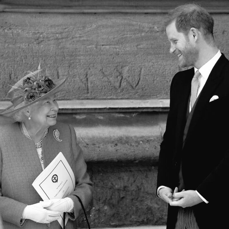 La reina Isabel II y el príncipe Harry