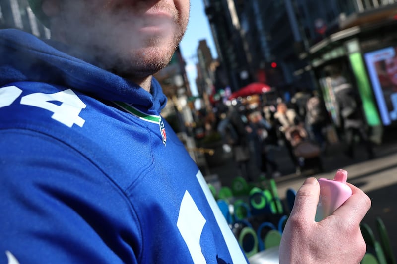 El consumo del tabaco es la principal causa evitable de muerte a nivel mundial, y es responsable de la muerte de uno de cada 10 adultos en todo el mundo. El “Día Mundial Sin Tabaco” busca informar sobre los riesgos nocivos para la salud asociados con el consumo del tabaco y de la exposición pasiva al humo de esta sustancia. Foto: Freepik.