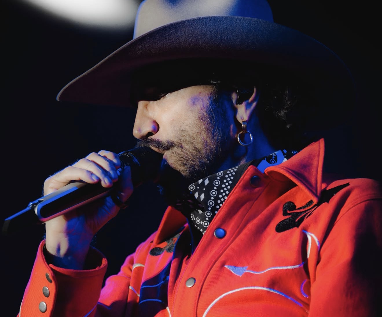Hijo de la leyenda Vicente Fernández, Alejandro Fernández ha sabido forjar una identidad propia que lo ha llevado a conquistar tanto la música ranchera como el pop latino. Foto: Instagram Alejandro Fernández.
