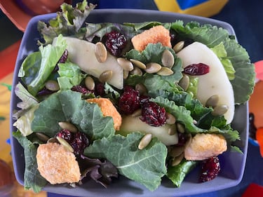 Las ensaladas son de tomate, pepino (en la imagen) y cebolla roja en escabeche bañada con vinagreta.