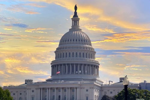 Senado federal aprueba propuesta para reabrir el gobierno