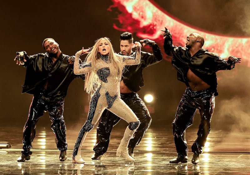 Jennifer López genera polémica por besarse con sus bailarines en su presentación en los AMAs