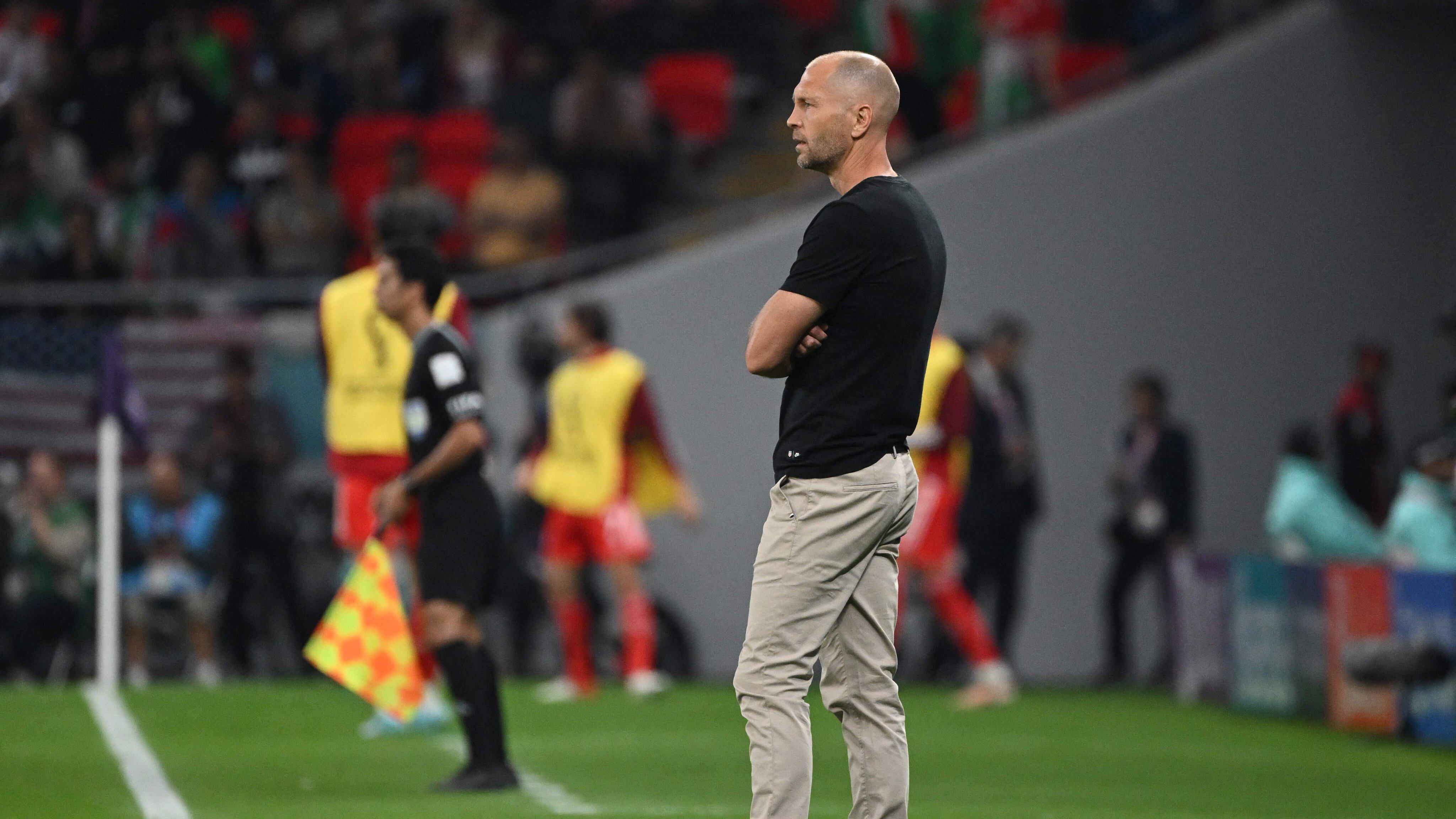 El timonel luce sus sneakers.